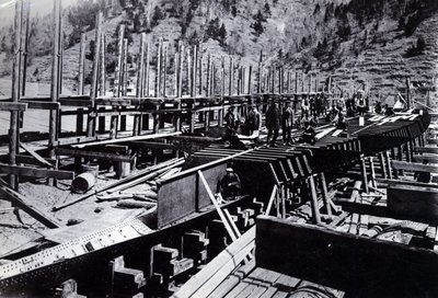 Yard no. 647, Baikal. De ijsbrekende treinveerboot Baikal in aanbouw bij het Baikalmeer, 1896 door English Photographer
